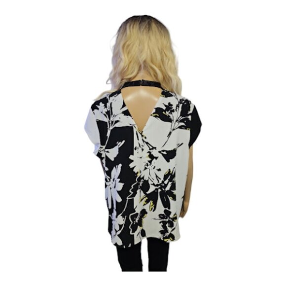 Nygard floral blouse with v neck - Picture 5 of 9